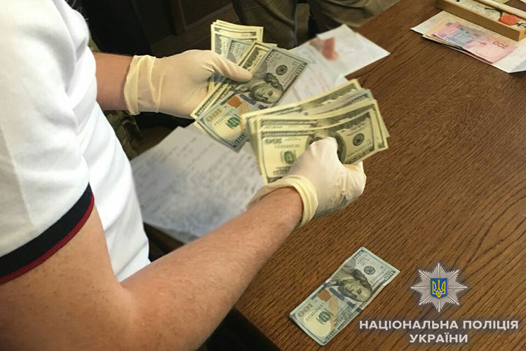 У Львівській області поліція затримала голову РДА на хабарі у 1,5 тис. доларів